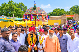Maharaj Kumar Yashpalsinhji and Rajkumar Rudrapratapsinhji at Trinetreshwar Mahadev Temple