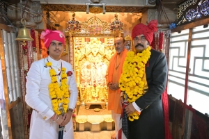 Rajkumar Shri Yashpal Sinhji Lakhtar with Kumar Sahib Shri Rudrapratapsinhji Lakhtar